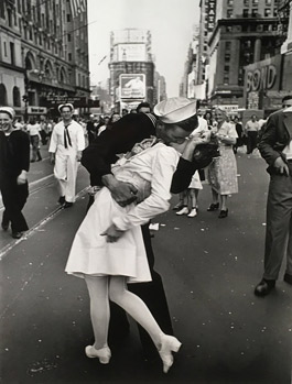 Alfred Eisenstaedt's V-J Day in Times Square (Robert Mann gallery, 1945)