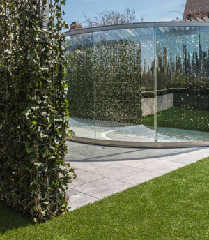 Dan Graham's Hedge Two-Way Mirror Walkabout (Metropolitan Museum of Art, 2014)